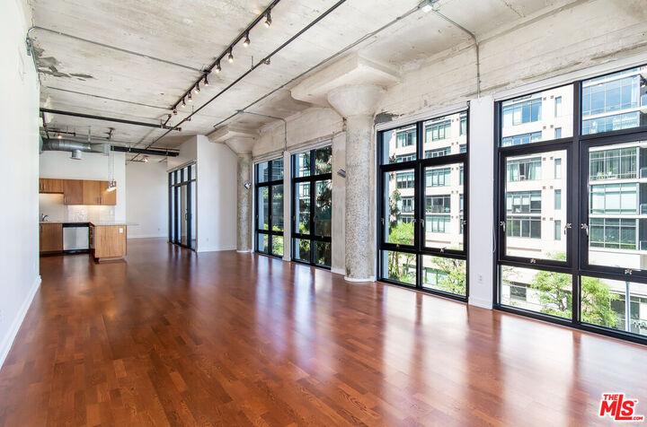 Property Photo:  330 W 11th St  CA 90015 