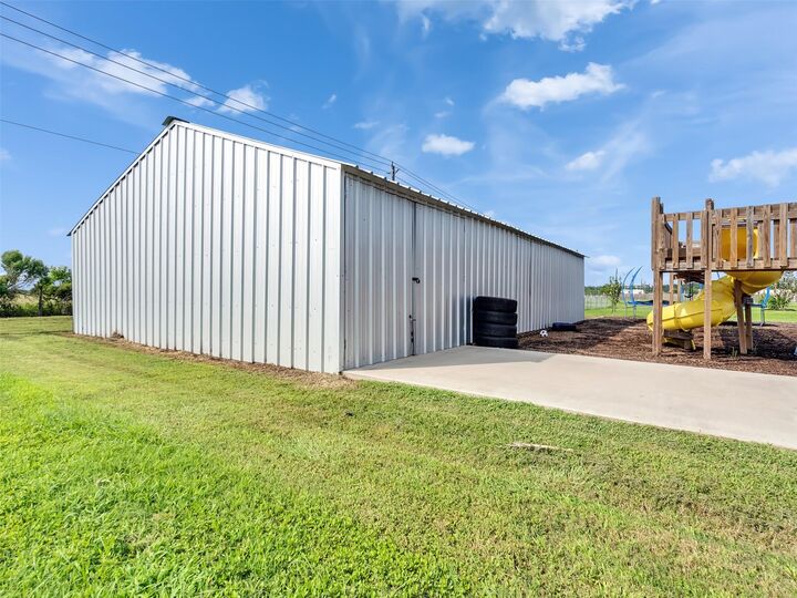 Property Photo: 8802 Los Robles Avenue TX 77511