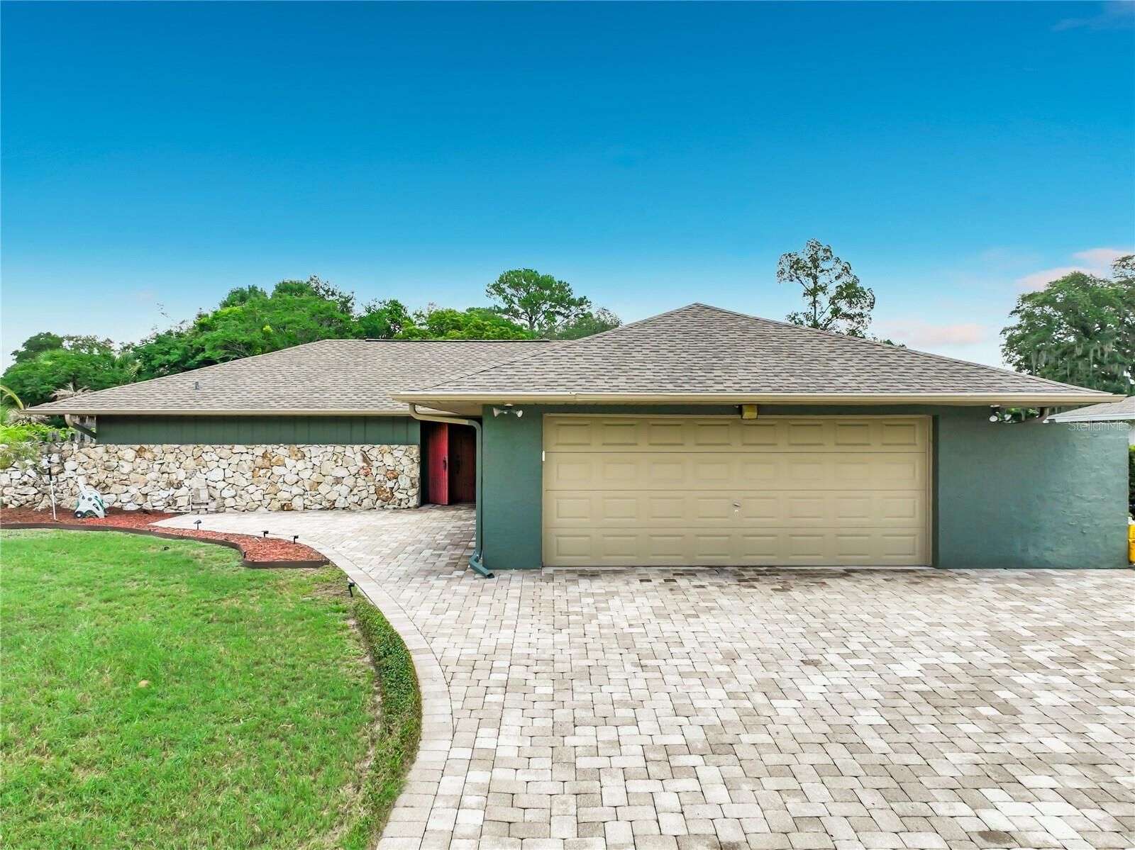 Property Photo: 6193 Valerian Boulevard FL 32819