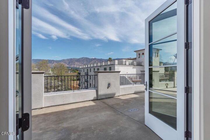 Property Photo: 533 E Union Street 501 CA 91101