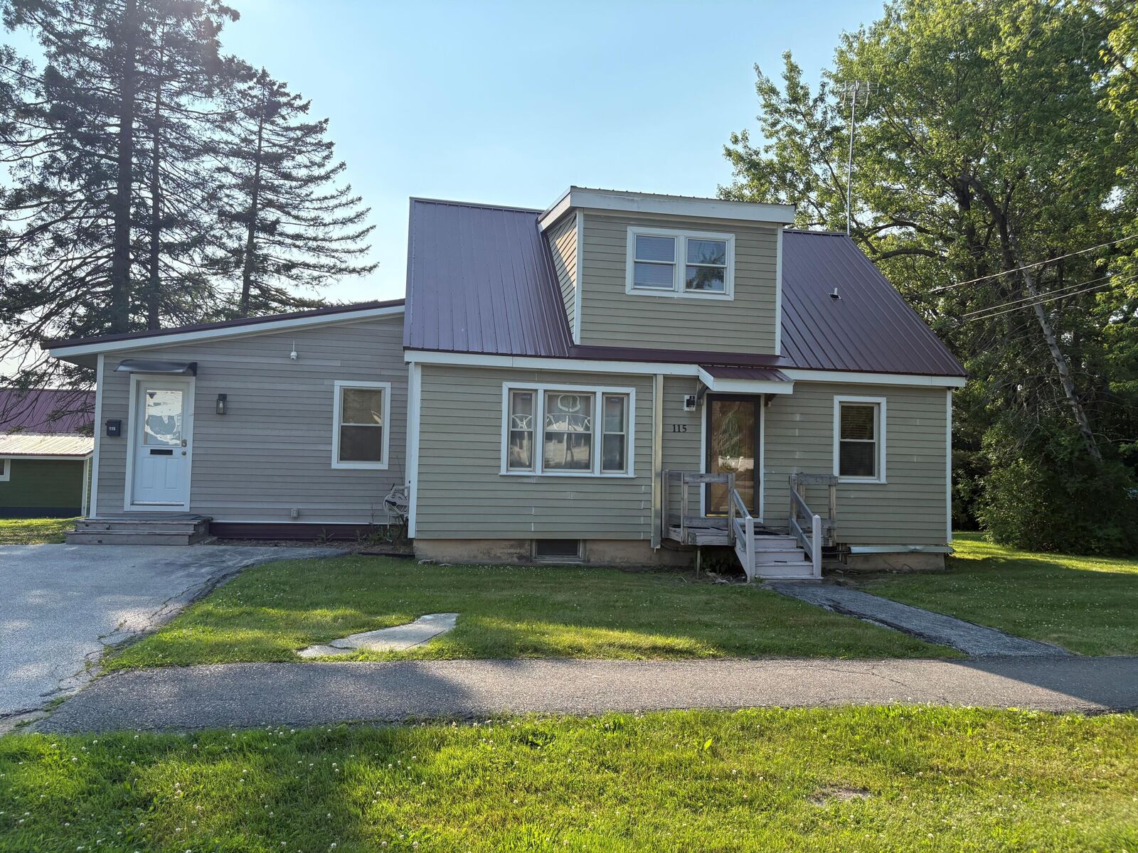 Property Photo:  115 Parkway N  ME 04412 