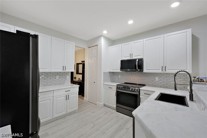 Property Photo:  1430 Mariposa Circle 102  FL 34105 