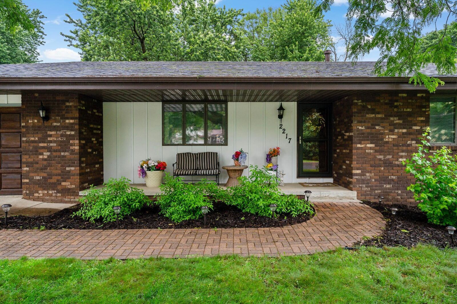 Property Photo:  2217 Ripley Avenue  MN 55109 