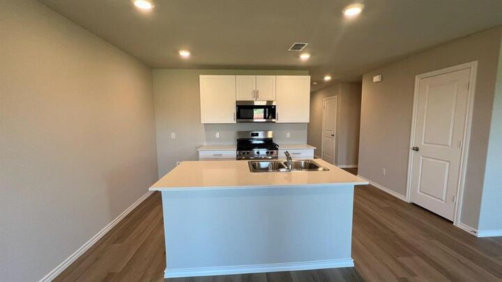Property Photo: 717 Wildrye Lane TX 76259