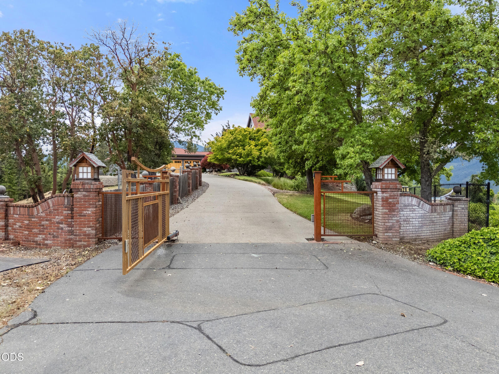 Property Photo: 928 W Woodside Street OR 97527