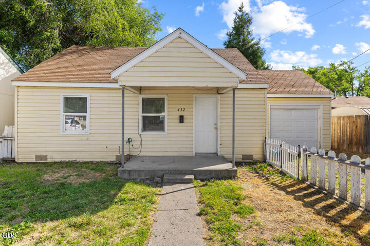 Property Photo: 432 Division Street OR 97601