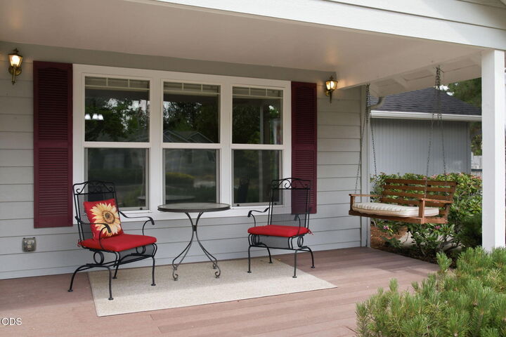 Property Photo:  1105 SE Palmwood Court  OR 97702 