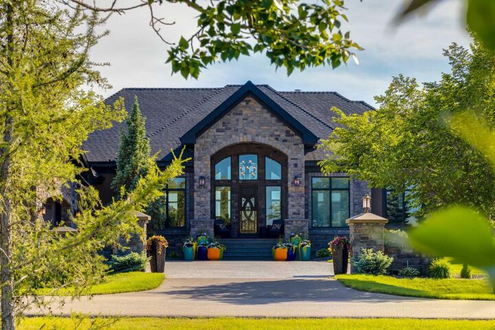 Property Photo:  4 Ranche Drive  AB T1S 4K1 