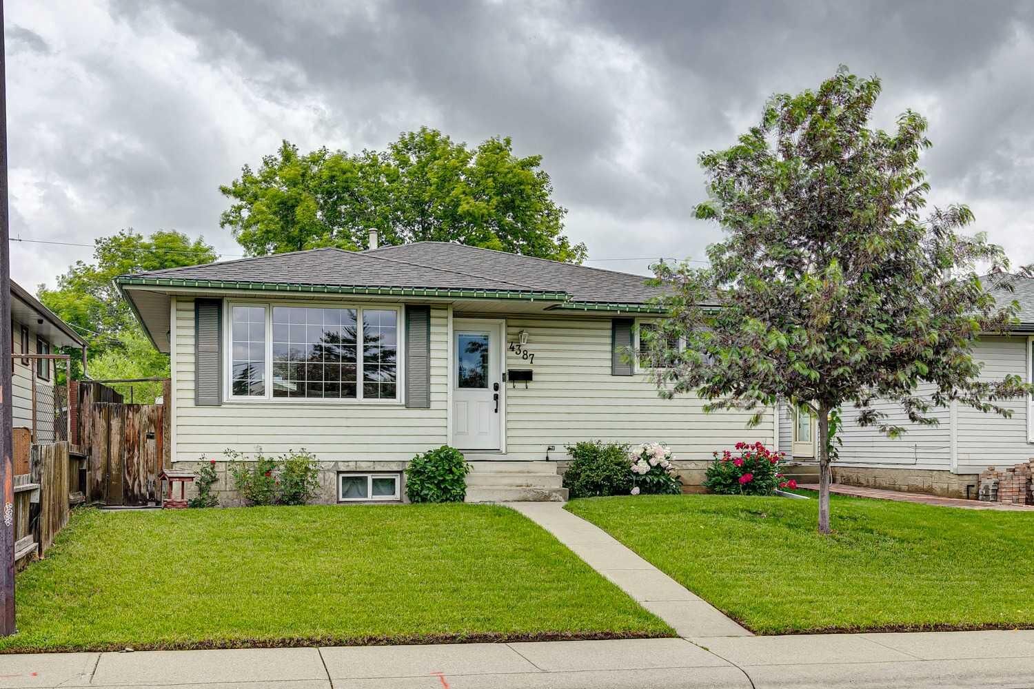 Property Photo:  4387 Dovercrest Drive SE  AB T2B 1Y3 