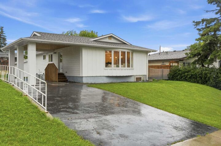 Property Photo: 908 Stonehaven Road SW AB T2W 0P6