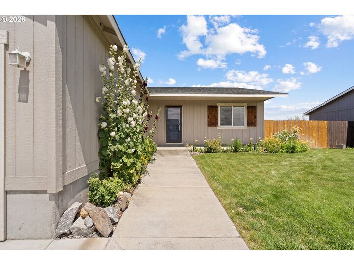 Property Photo: 122 Falcon Ct OR 97818