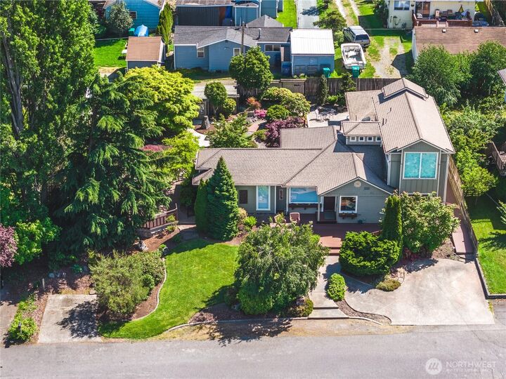 Property Photo:  809  33rd Street  WA 98221 