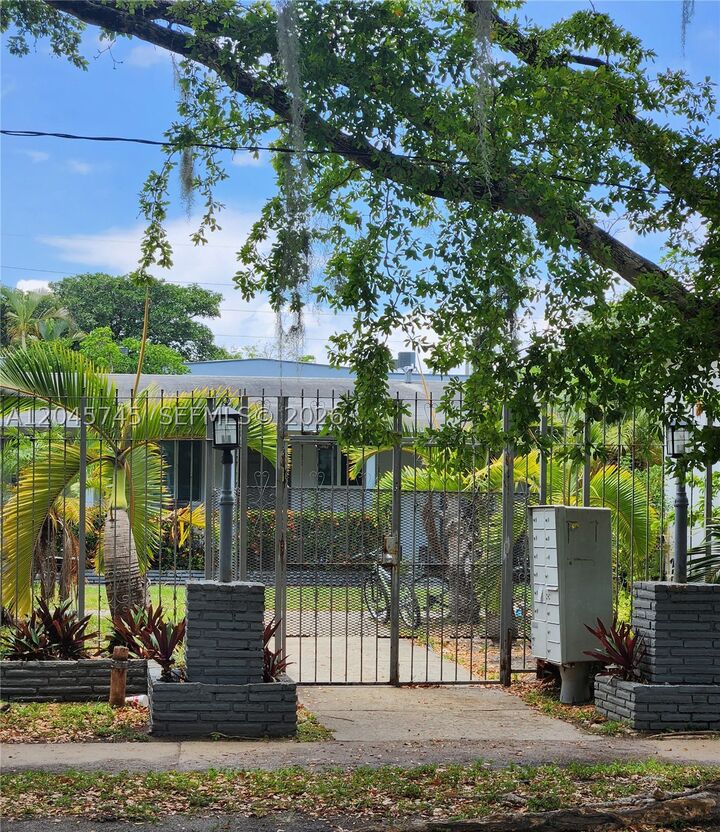 Property Photo: 2000 Washington St FL 33020