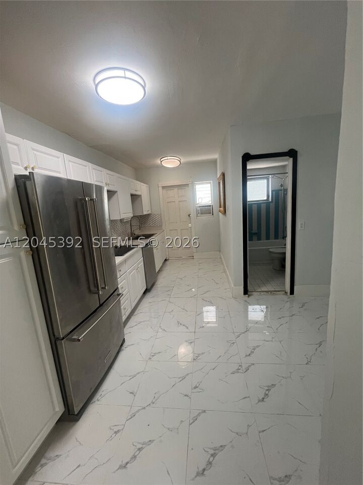 Property Photo: 636 Meridian Ave 4 FL 33139