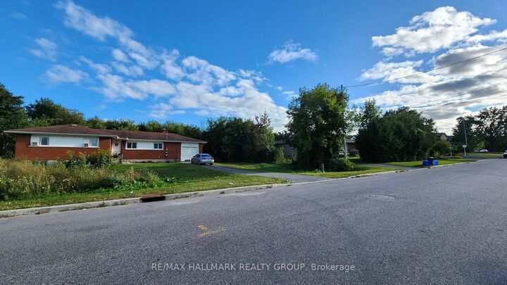 Property Photo: 1580 Goth Avenue ON K1T 1E4