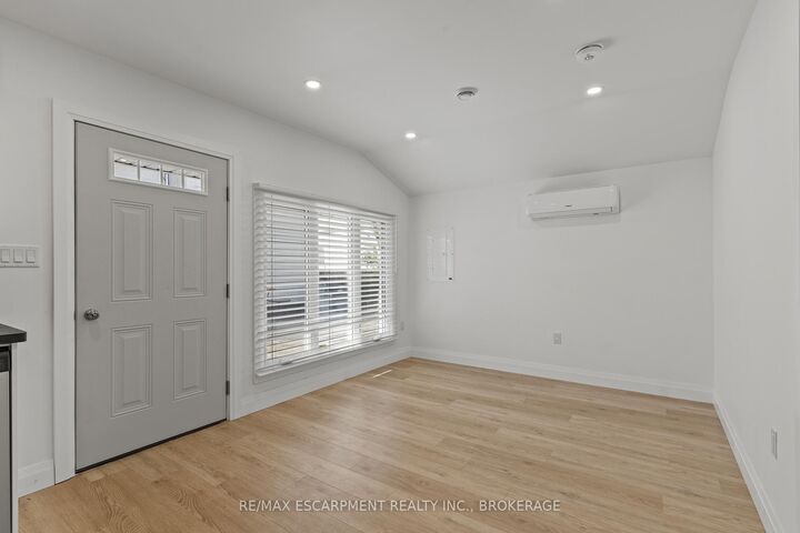 Property Photo:  362 Gatfield Avenue Unit 2  ON L3B 5B2 