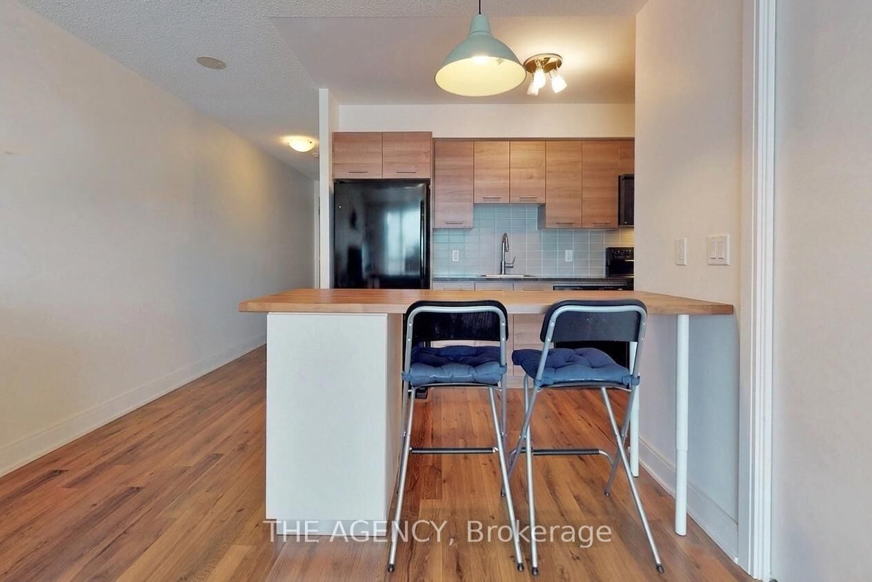 Property Photo: 135 Village Green Square 1015 ON M1S 0G4
