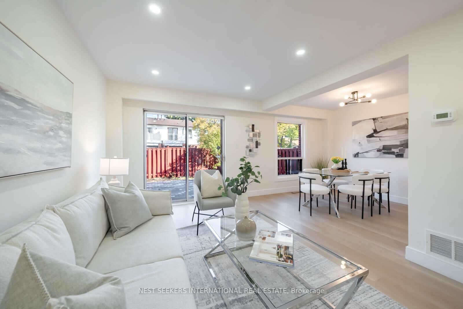 Property Photo:  3430 Brandon Gate Drive 23  ON L4T 3T4 