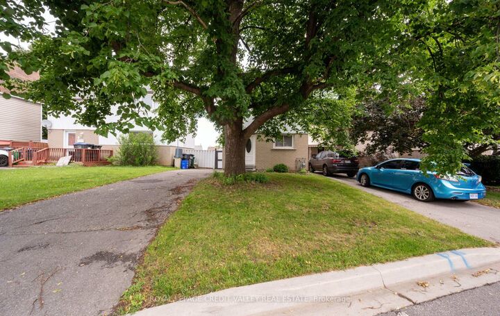 Property Photo: 7 Hillpark Trail ON L6S 1R1
