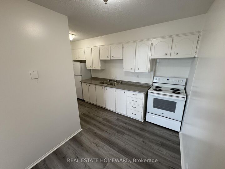 Property Photo:  2720 Windwood Drive 606  ON L5N 2S8 