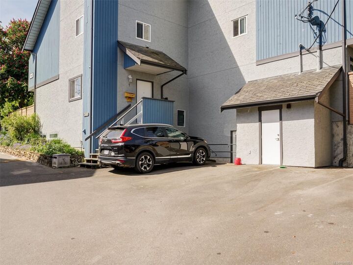 Property Photo: 740 Wilson St #4 BC V9A 3H2