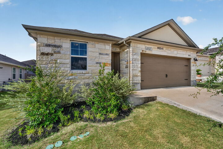 Property Photo: 228 El Capitan Loop TX 78620