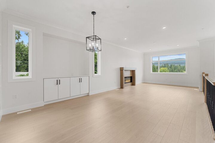 33664 Dewdney Trunk Road — photo 1
