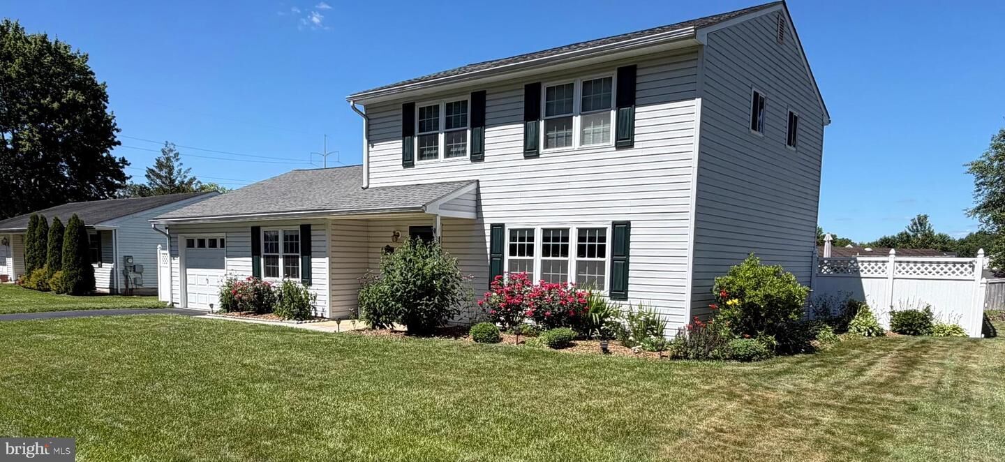 Property Photo:  68 E Shady Drive  DE 19713 
