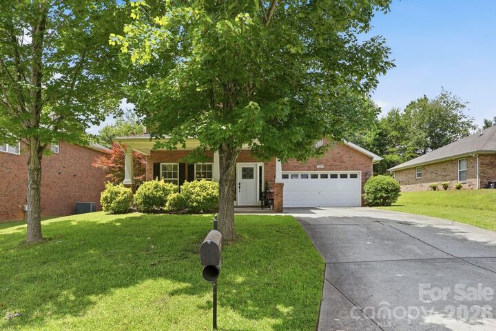 Property Photo:  2509 Glyncastle Way  NC 28056 