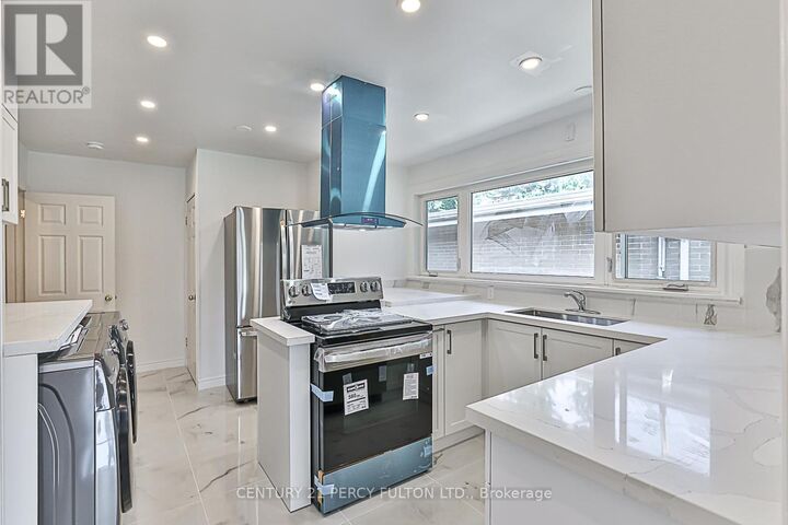 Property Photo: 6 Blithfield Avenue Main ON M2K 1Y1
