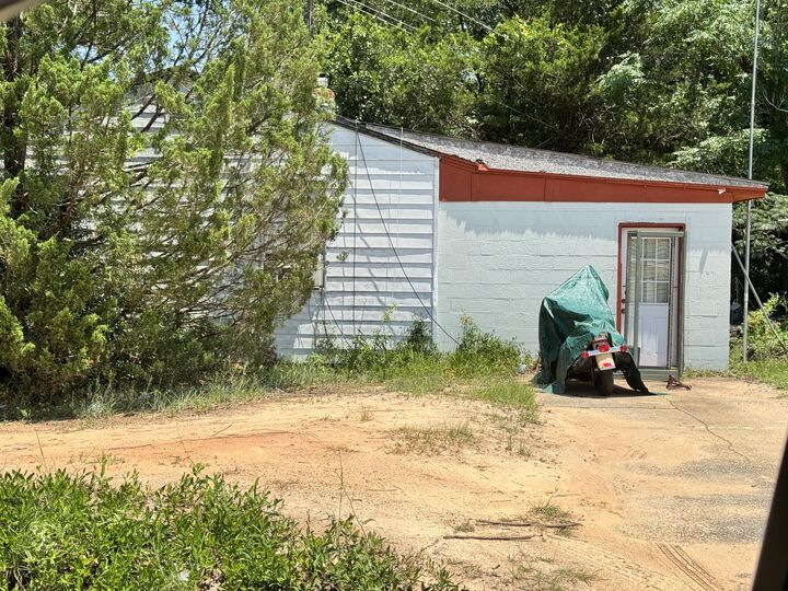 Property Photo: 602 Dixie Street FL 32536