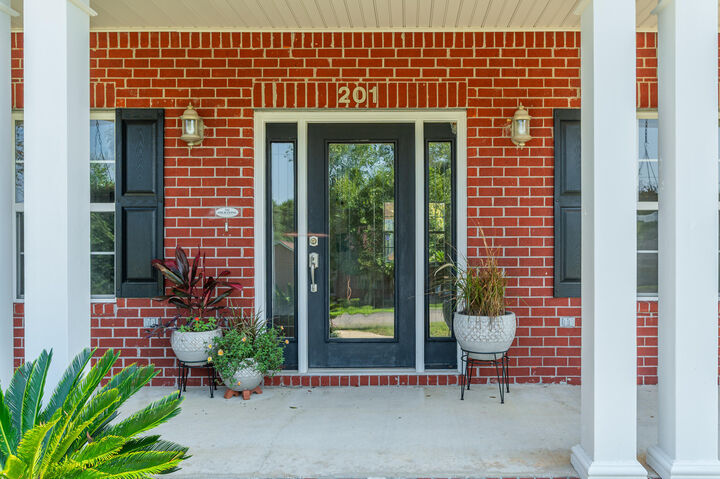 Property Photo: 201 Seneca Trail FL 32536