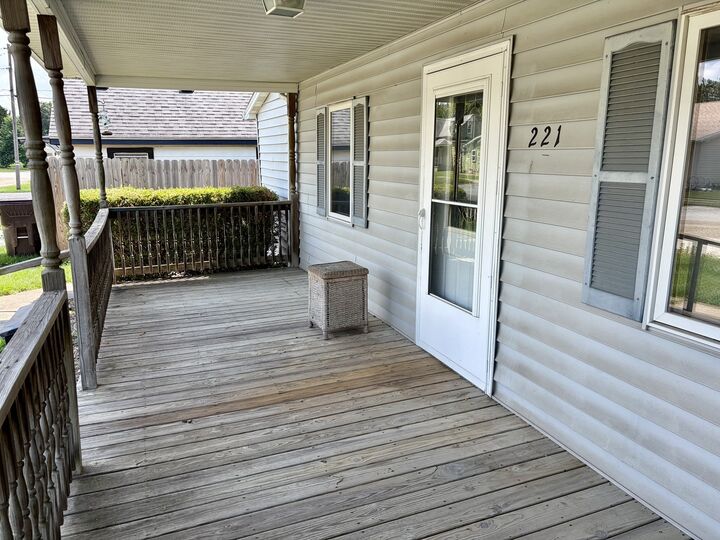 Property Photo: 221 N George Street IL 61727
