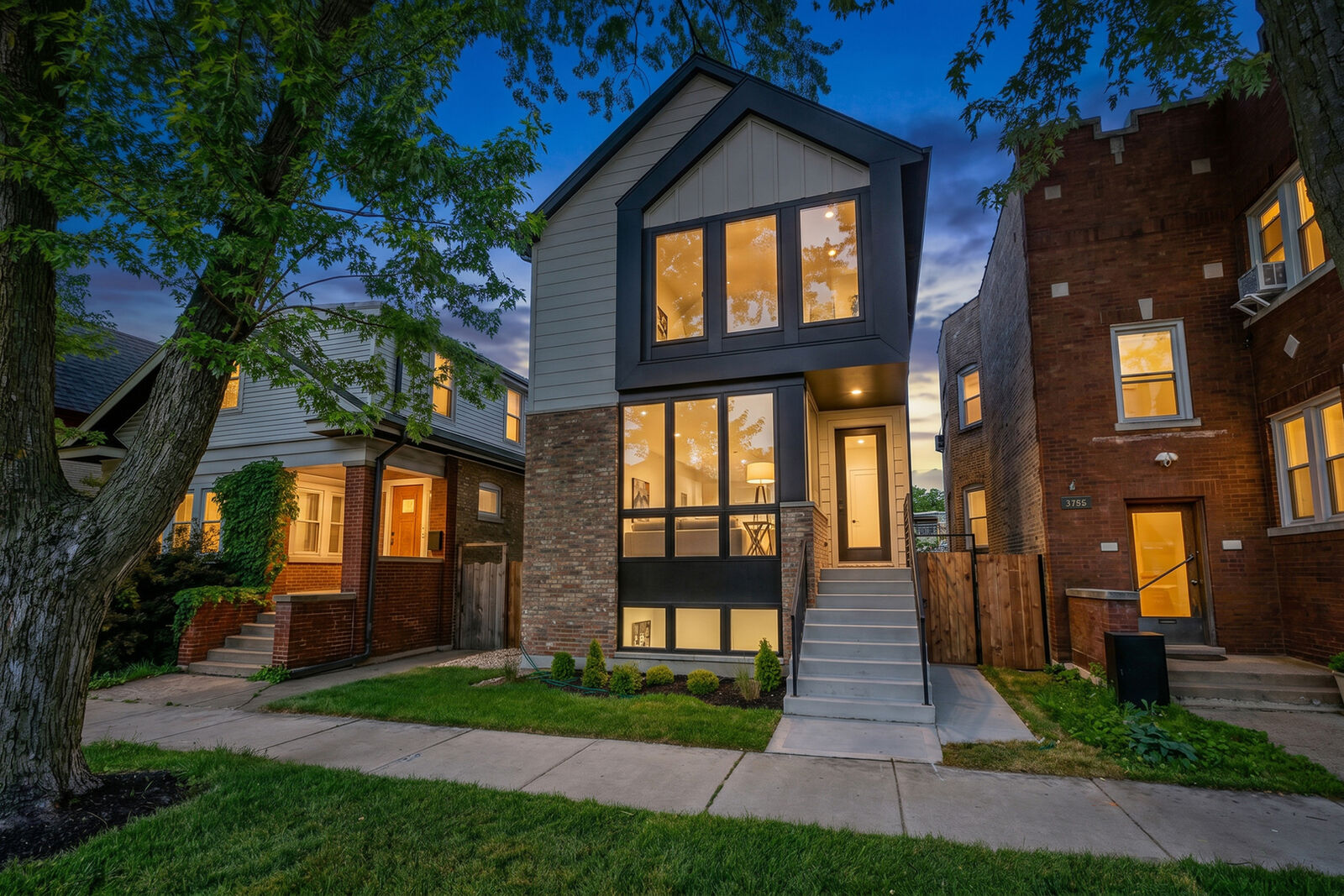 Property Photo: 5747 N Maplewood Avenue IL 60659