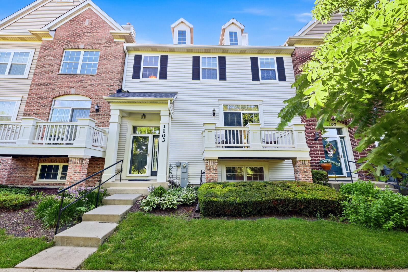 Property Photo: 1103 Bartholdi Court IL 60188