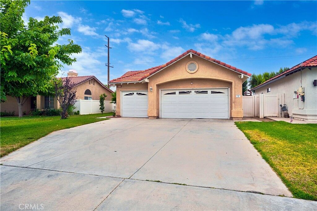 Property Photo:  16861 Via Lunado  CA 92551 