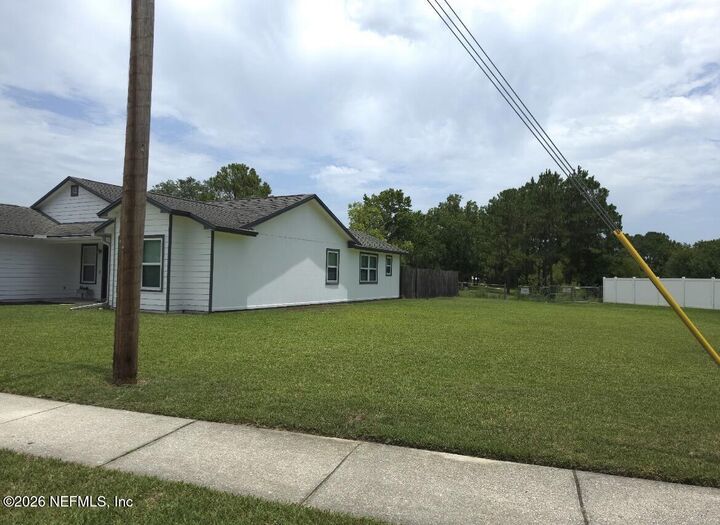Property Photo: 1928 Farm Way FL 32068