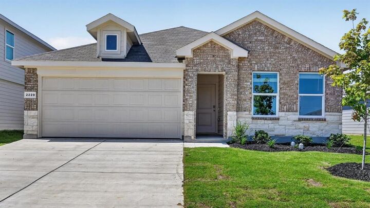 Property Photo: 816 King's Way TX 76645