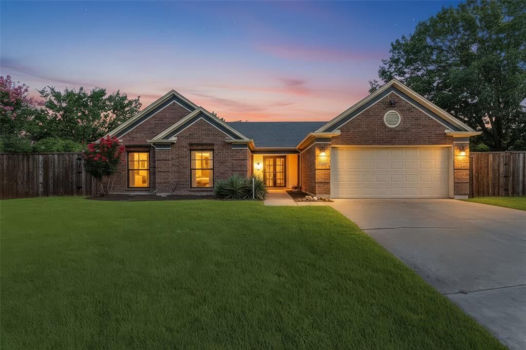Property Photo: 7609 Greenleaf Court TX 76182
