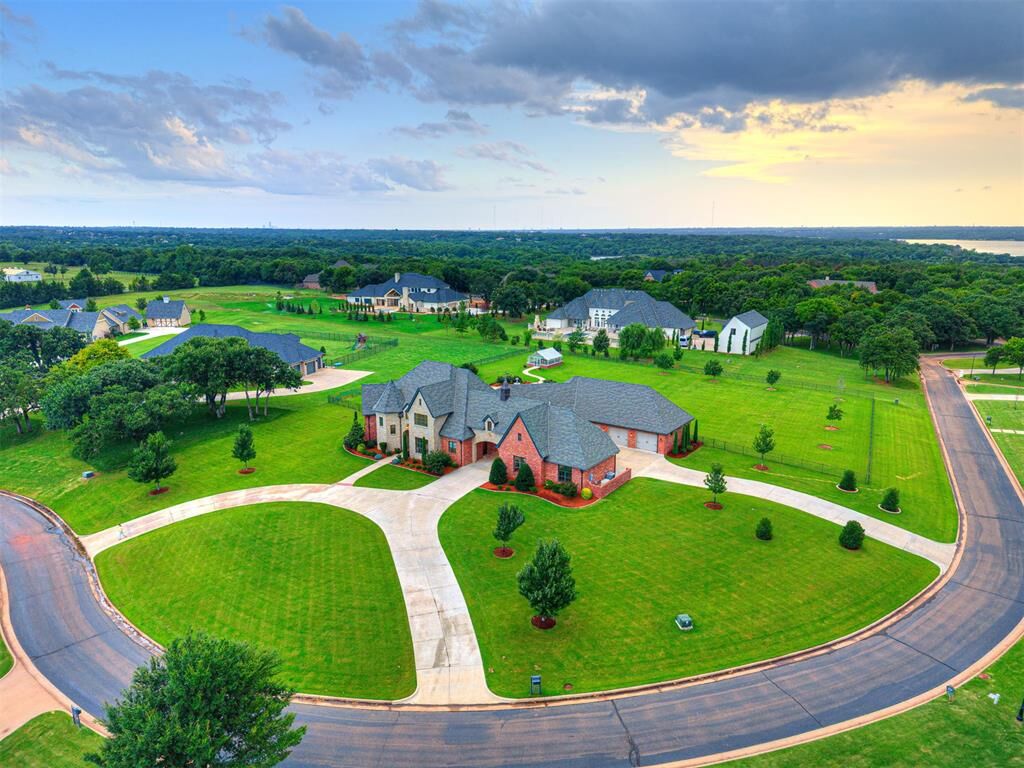 Property Photo: 9448 Lake Way Run OK 73049
