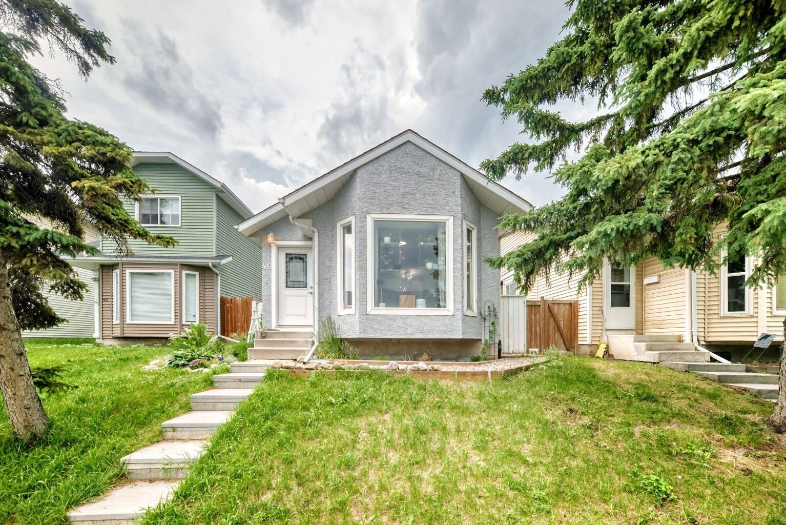 Property Photo: 46 Dovercliffe Way SE AB T2B 2C6
