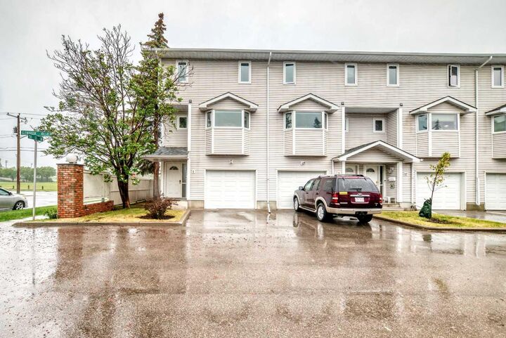Property Photo: 4 Glenbrook Villas SW AB T3E 7E8