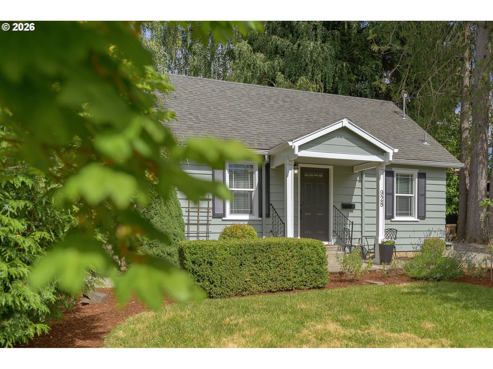 Property Photo: 928 SE Davis St OR 97128