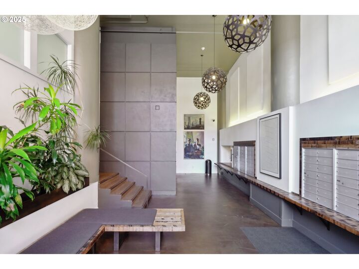 Property Photo:  1314 NW Irving St 606  OR 97209 