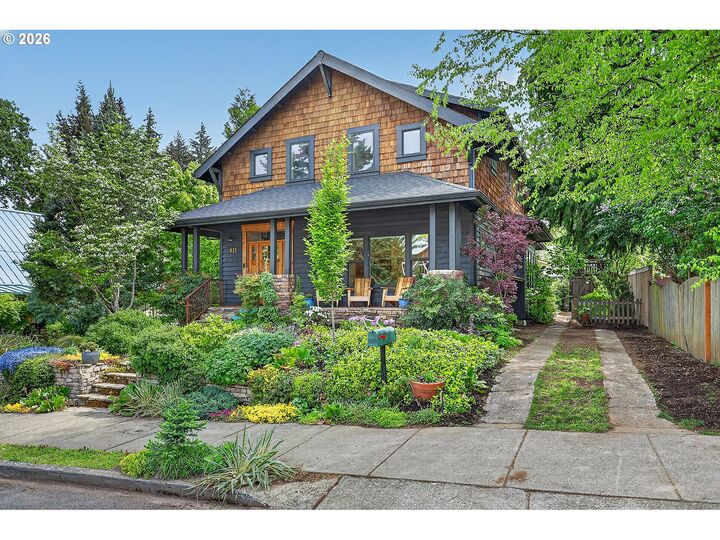 Property Photo:  811 9th St  OR 97031 