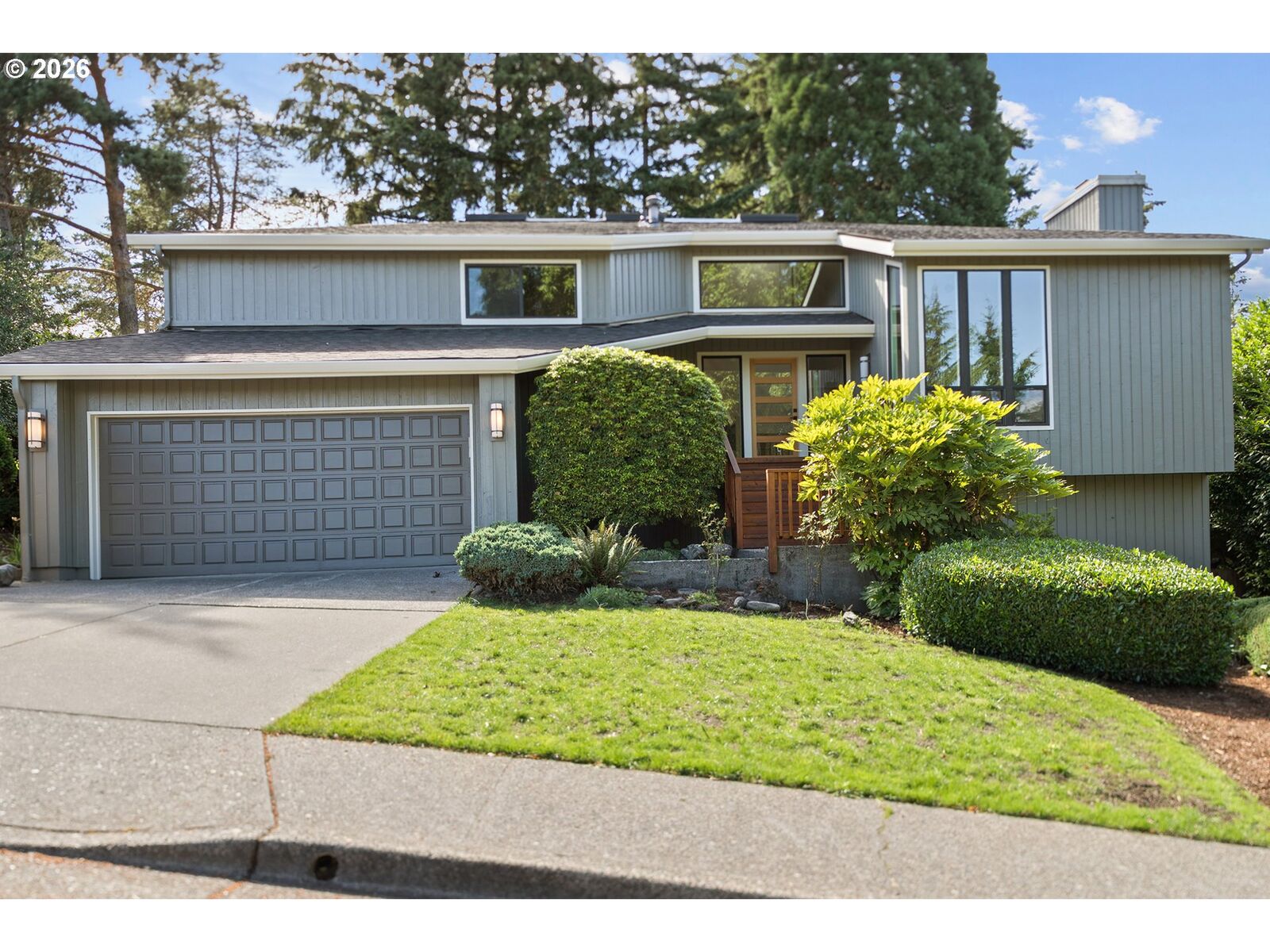 Property Photo: 1410 Woodland Ter OR 97034