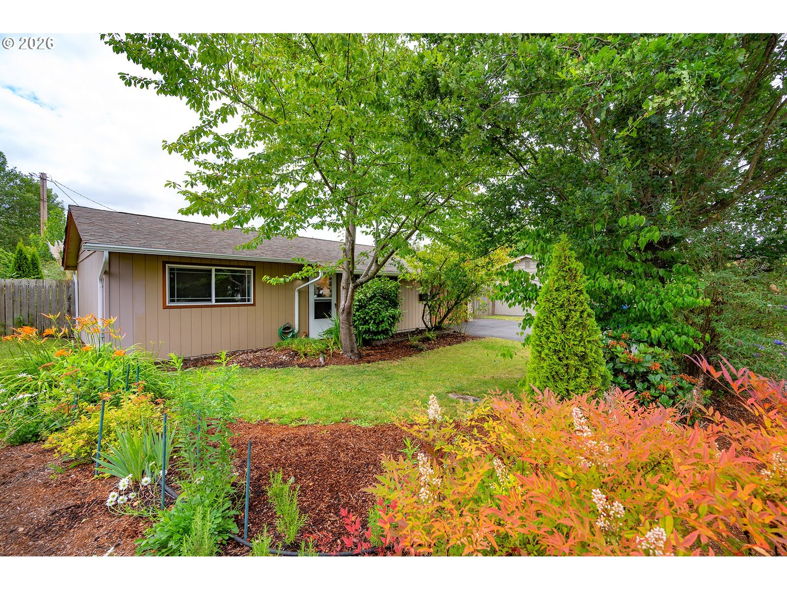 Property Photo:  820 E 35th Ave  OR 97405 