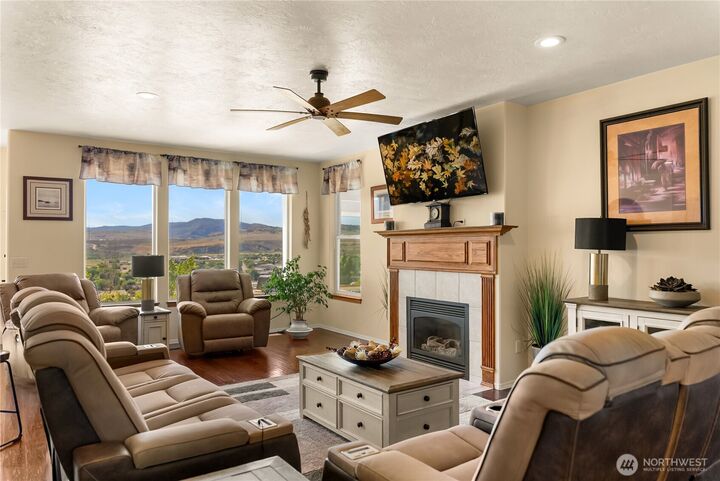 Property Photo:  536  Hillcrest Circle Drive  WA 98841 