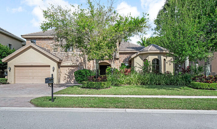 Property Photo: 10513 Versailles Boulevard FL 33449