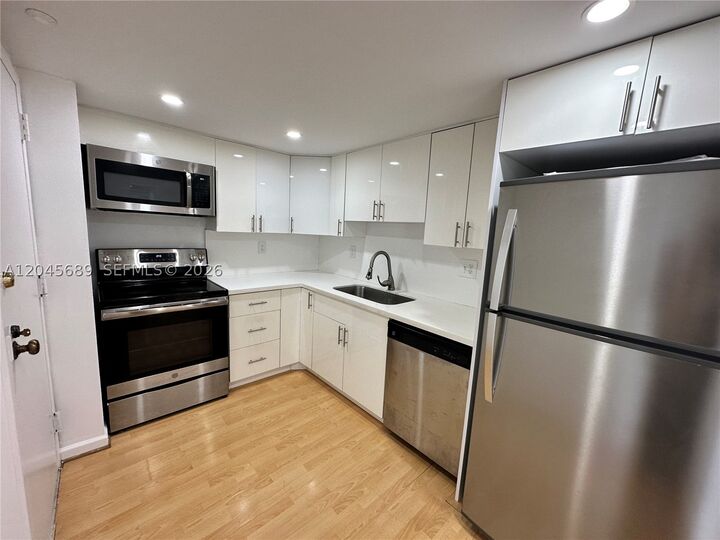 Property Photo:  2333 Brickell Ave 1610  FL 33129 